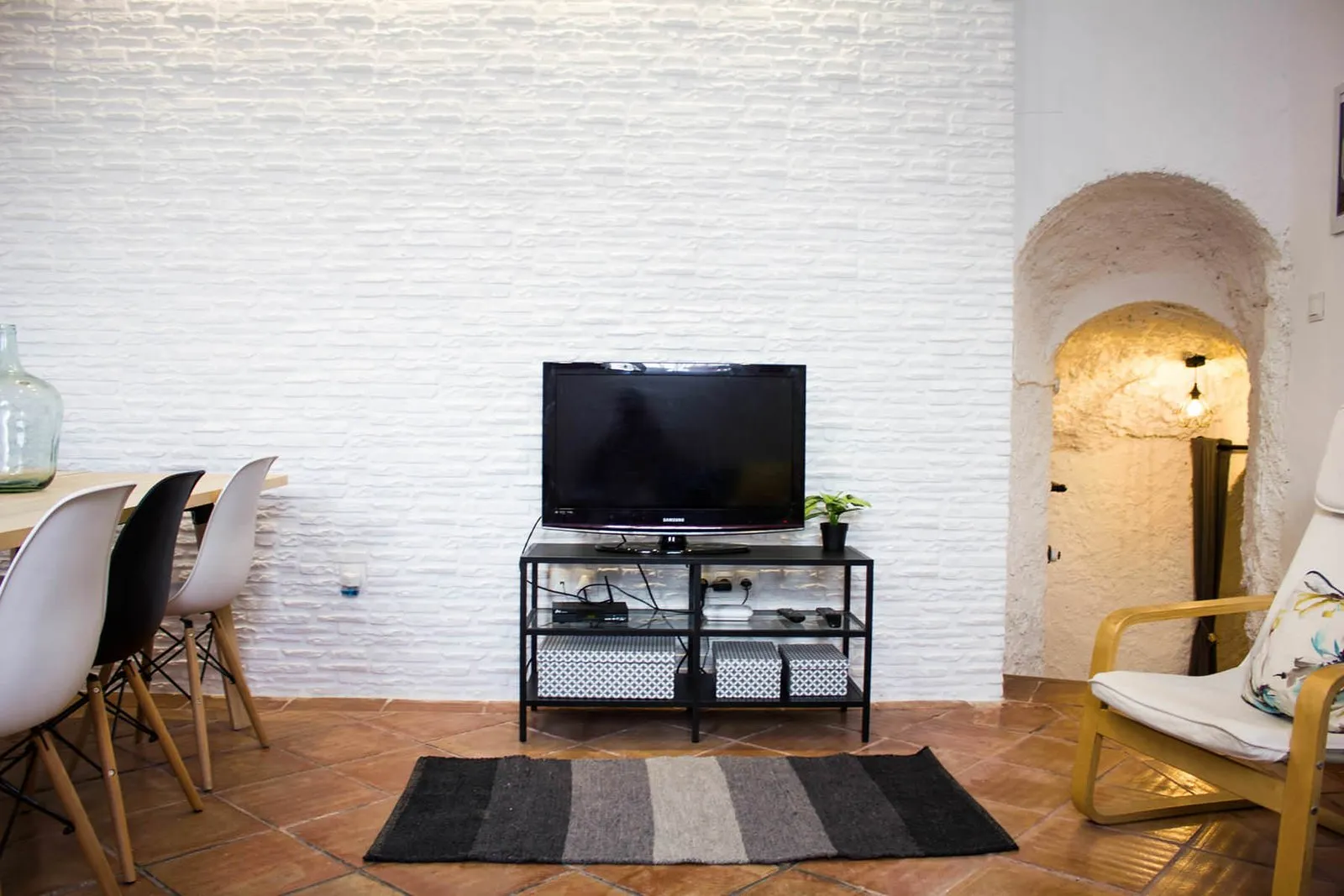 Mueble de televisión del salón y arco de entrada a la cueva