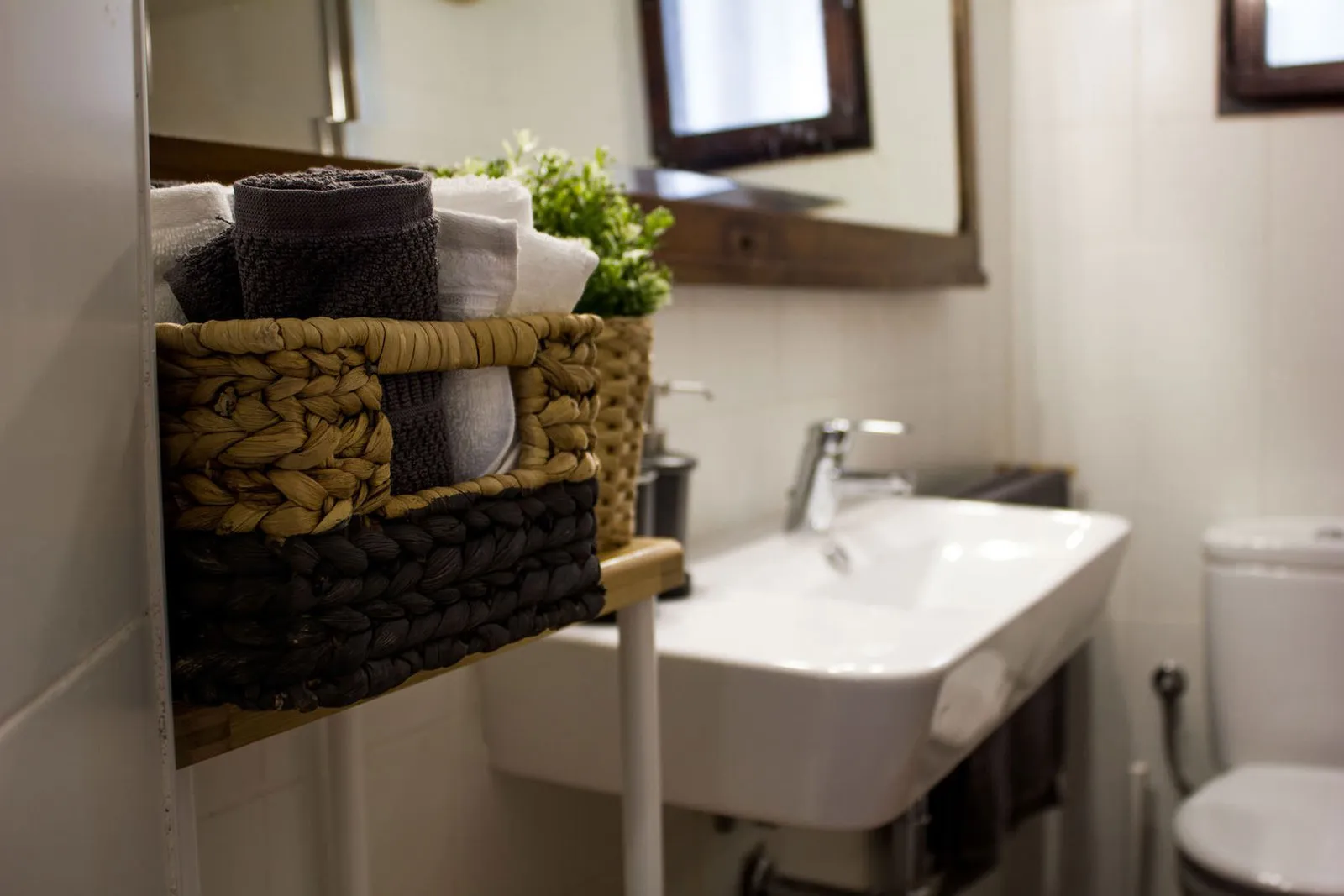 Lavabo con cesta de toallas limpias