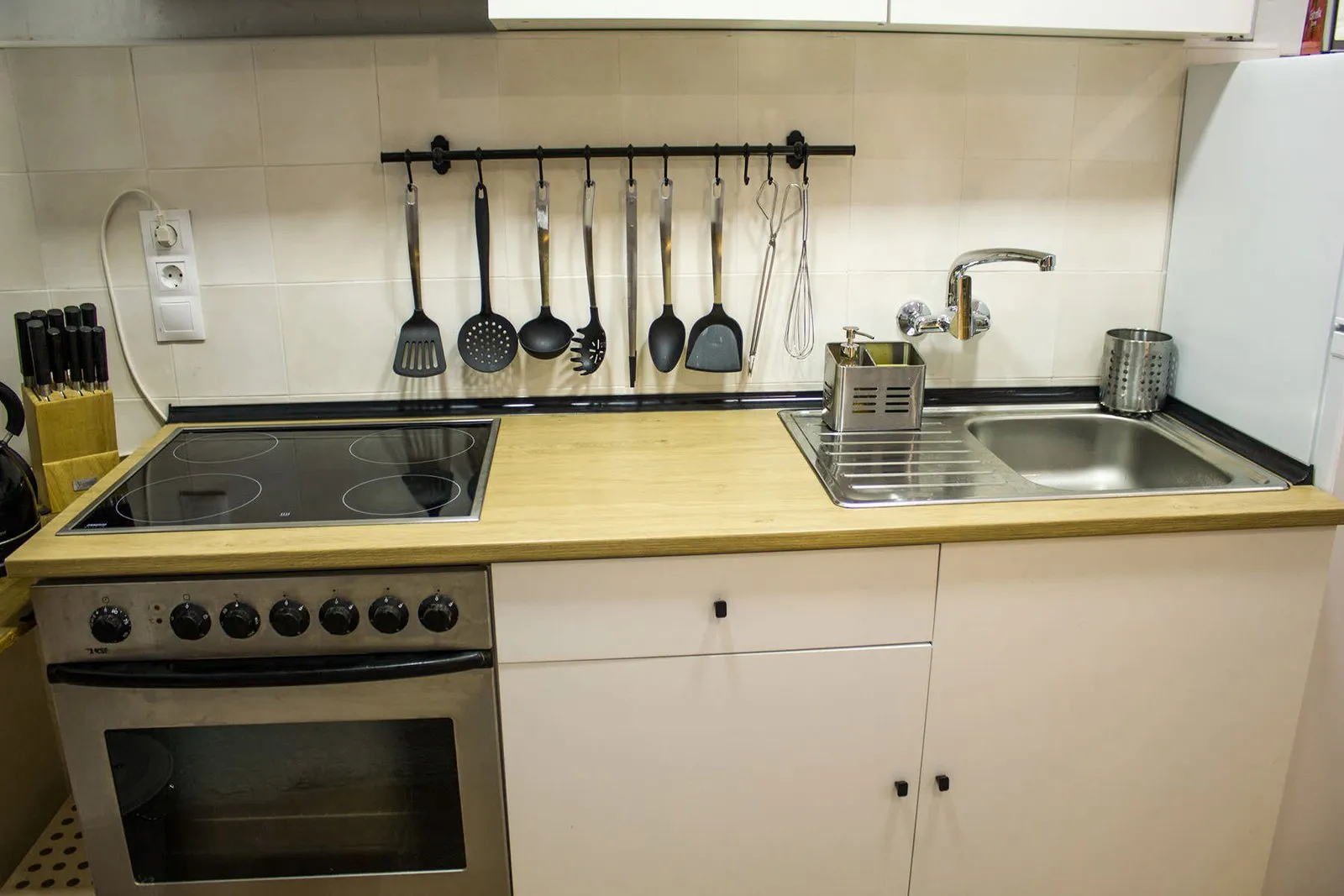 Placa vitrocerámica, fregadero y horno de la cocina