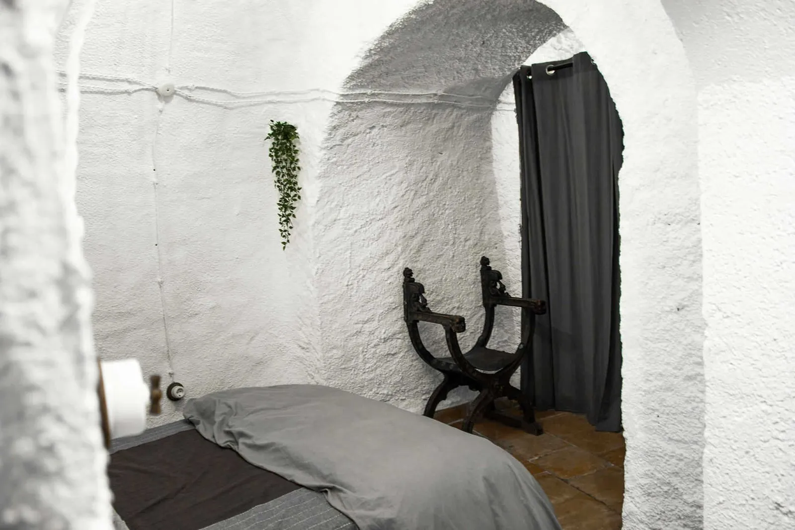Dormitorio principal con cama de matrimonio en una cueva encalada