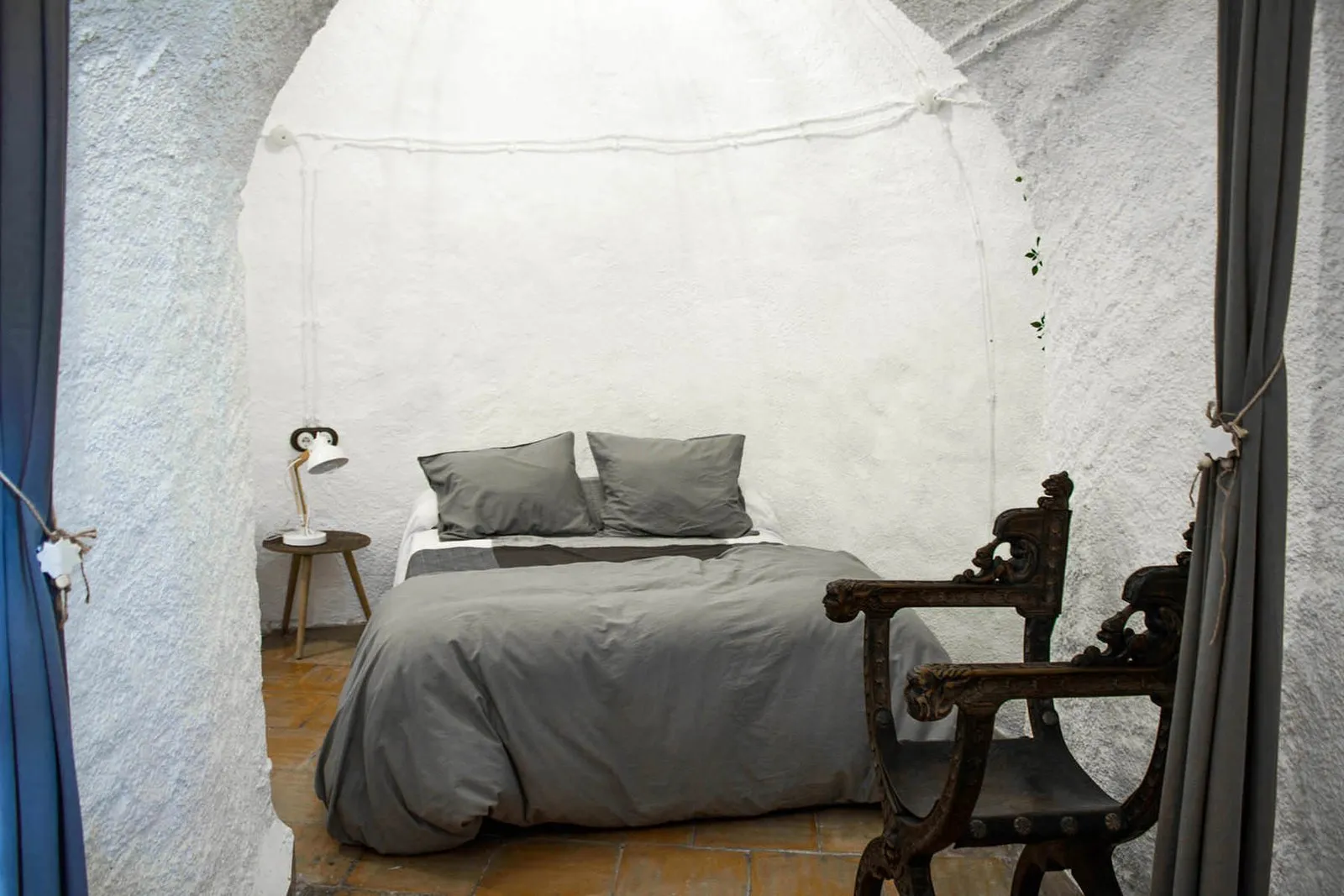 Cama del dormitorio principal vista desde la entrada