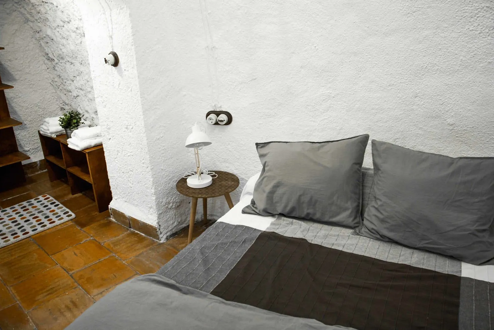 Vestidor del dormitorio principal con perchero de madera