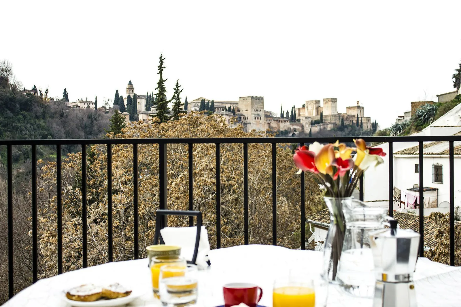 Desayuno en la terraza de Cueva de Lindaraja con la Alhambra al fondo