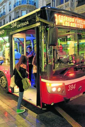 Autobús urbano rojo de Granada en una parada del centro