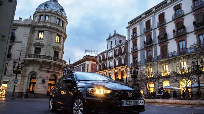Coche negro de Uber circulando por Granada